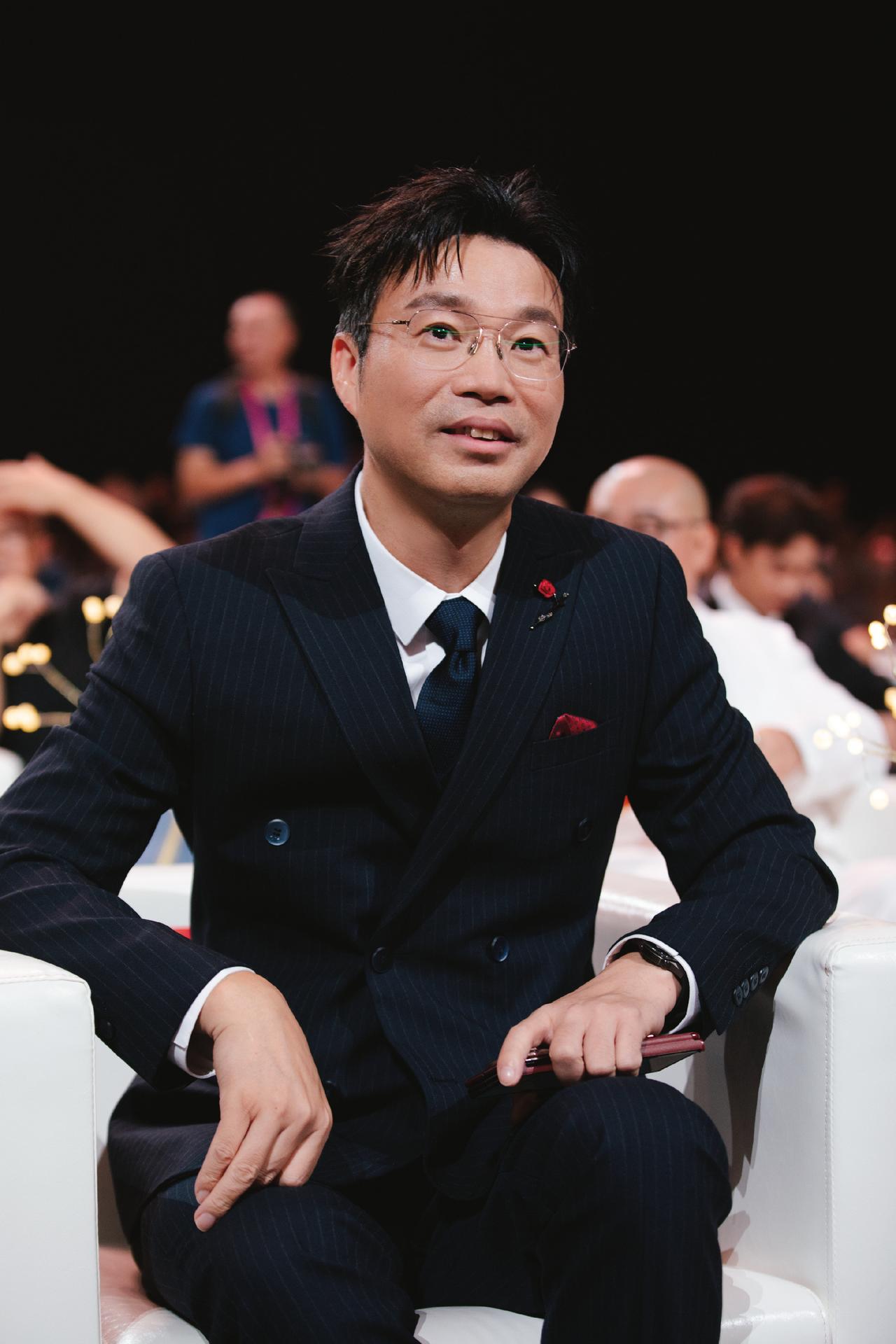 郭德纲：迅哥，成都德云社开业，我特意来请了你，这算给本地同行“拜个码头”。王