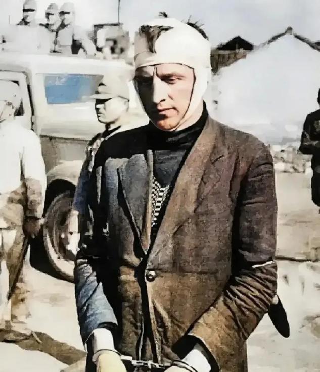 抗战中，美国航空队的飞机在南京被击落，飞行员刚落地，不远处一队人就冲来，他以为是