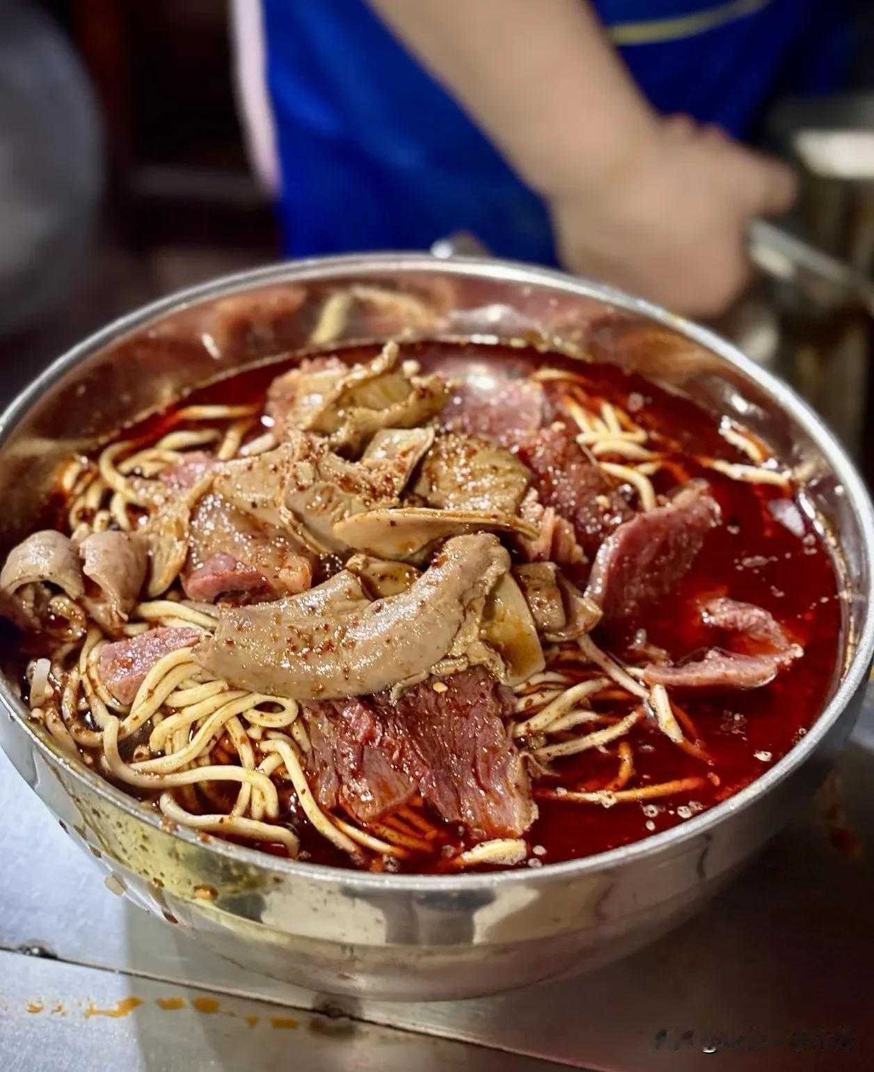 馋这一口襄阳牛肉面很久了。还是觉得一半牛肉一半牛杂的更好吃。