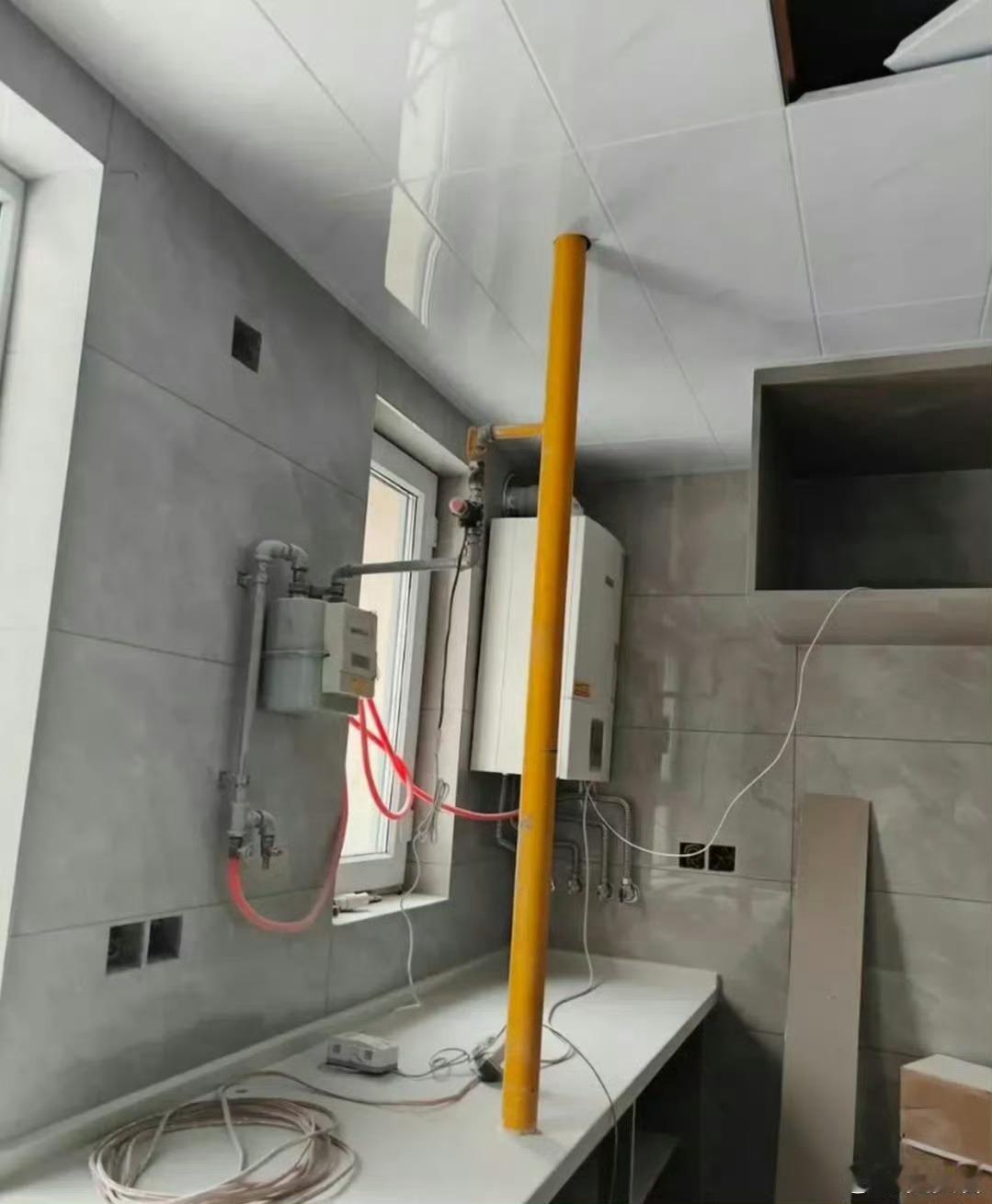 网友晒了自家厨房的燃气管，求广大网友支招