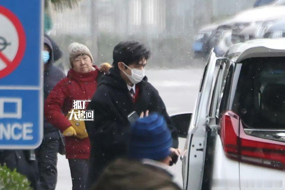 毕雯珺宋威龙央视春晚联排造型路透