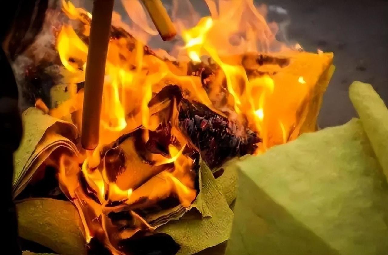 马上就清明节了，我发现一个很有意思的现象：凡是回家扫墓的，基本就两种人。一种是