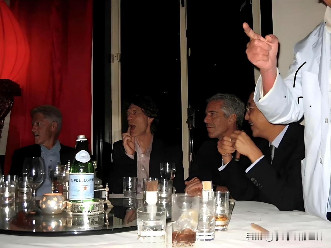 闹大了，爱波斯坦照片惊现一亚裔男子，有人说他是国内那人。在一张未标注日期的爱