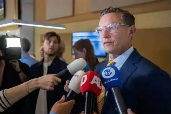 荷兰20亿挽留未果，ASML部分业务迁出本土！11月6日，法新社报道:“光刻