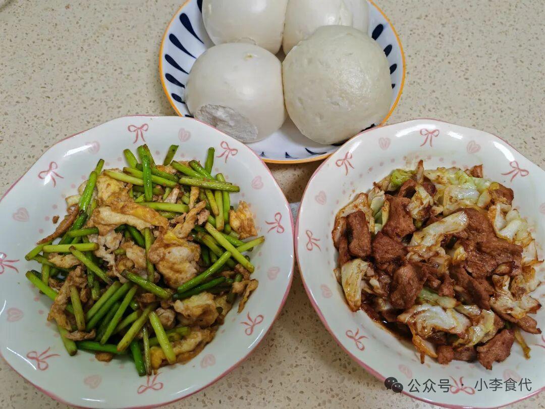 家常美味：鲜嫩炒鸡丁配清蒸肉丸和青菜，营养又健康！