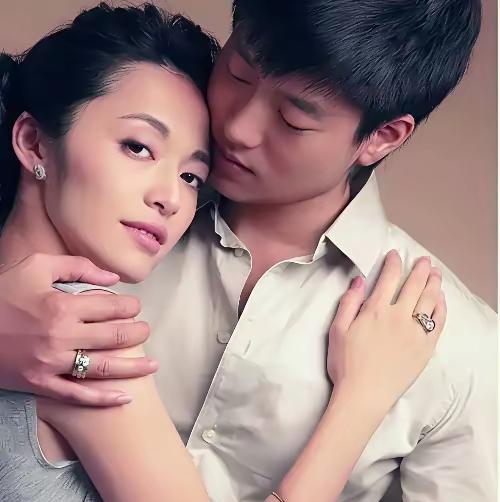 44岁的姚晨，在综艺上轻飘飘一句“我现在是单身”，炸开了锅。算上和凌潇肃那场轰