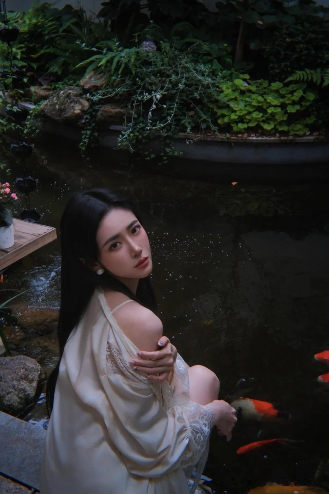 中式庭院+真丝睡袍，这慵懒感太绝了。贵妇真丝家居服