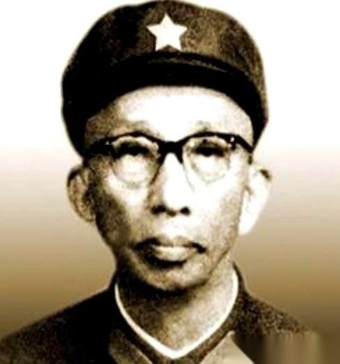 1955年，授衔。命令下来，李迎希的脸当场就沉了。跟他平级的，甚至以前归他管的