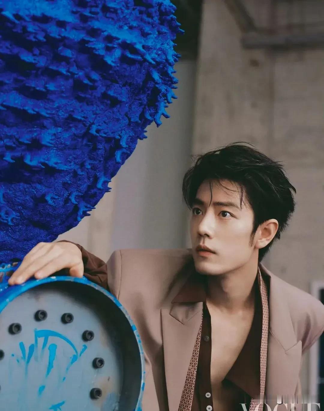 笑死😂😂肖战这波操作直接把“AI焦虑”玩成了“下班倒计时”！VOGUE