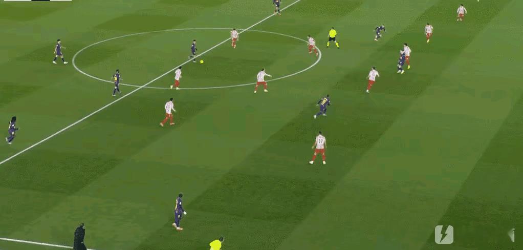 生活手记莱万点球踢飞巴萨仍3比1马竞巴萨主场对阵马竞的比赛，受伤许久的拉菲尼