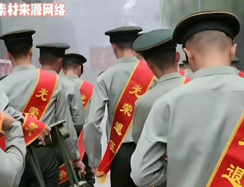 网友说自己弟弟当兵要退伍了，不知道该怎么选，就来问姐姐的意见。弟弟跟姐姐说：“老