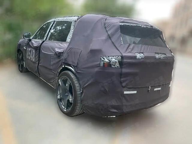 🚗最近网上关于极氪全新SUV——8X的内饰谍照讨论挺热的。看了一圈爆料，我也来