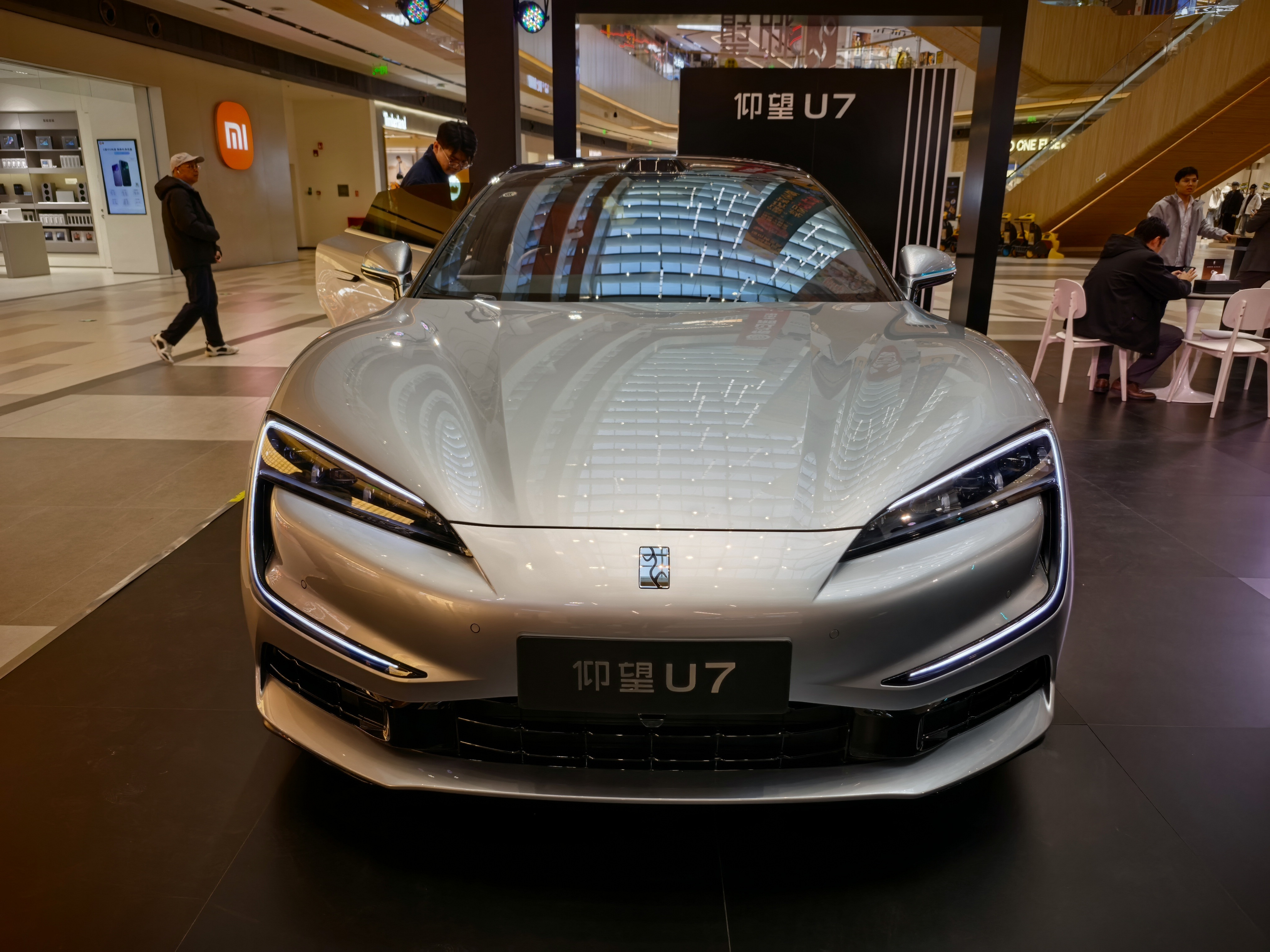 仰望U7PHEV的前脸真挺好看的，仅限于PHEV，EV不好看。这前脸很有穿透感，