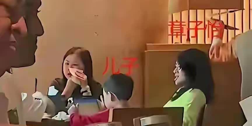 章子怡母子香港吃西餐！素颜歪嘴剔牙没形象，5岁儿子玩平板痴迷！[灵光