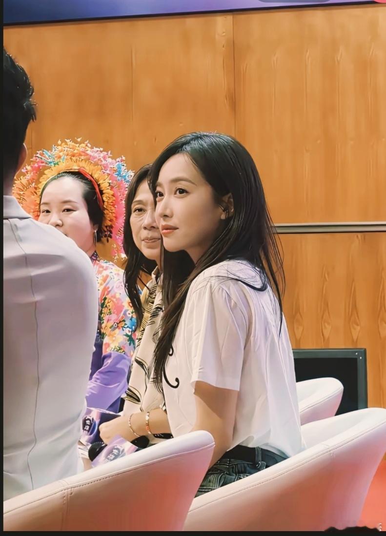 好演员就是演啥像啥~~这眼神，一点不像演的！​​​