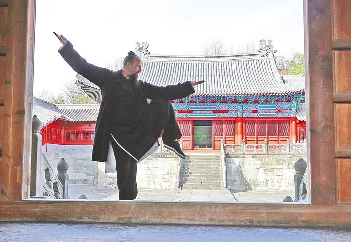 别再给武当山的2万多老外鼓掌了！这根本不是什么文化输出，而是一场彻头彻尾的
