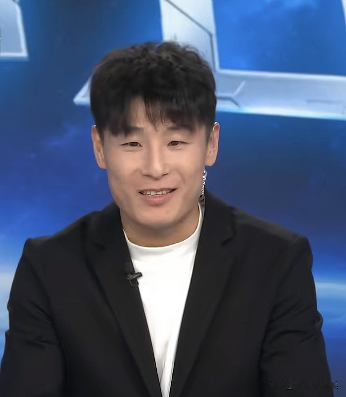 一个细节就能看出武磊在上海海港俱乐部的咖位……世界杯开赛前，海港的每场比赛几乎