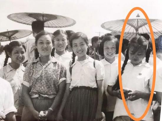 董存瑞英勇牺牲时，妹妹董存梅7岁，1956年，四位十四五岁的女生徒步100多公里