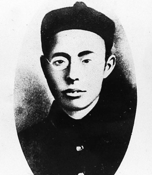 1907,徐锡麟被绑在刑场上，刽子手抡起铁锤，对他的下半身进行了残忍的打击，接着