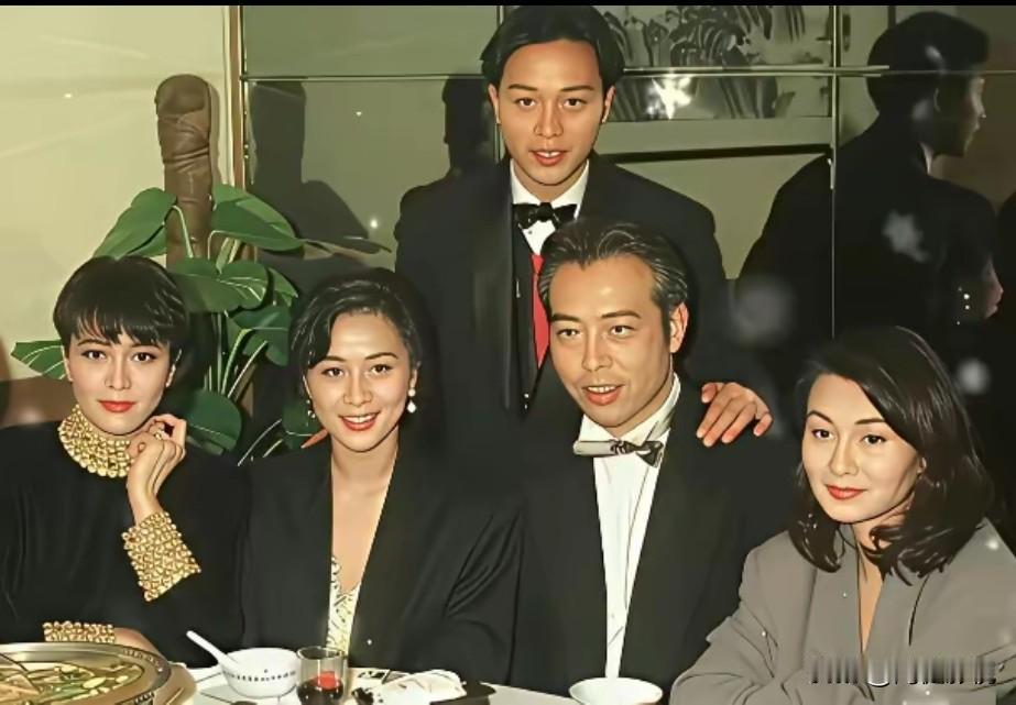 仔细看，镜头中的陈凯歌那时虽然两鬓染霜，但胖瘦合度，气色盈和，有型有款，很有女人