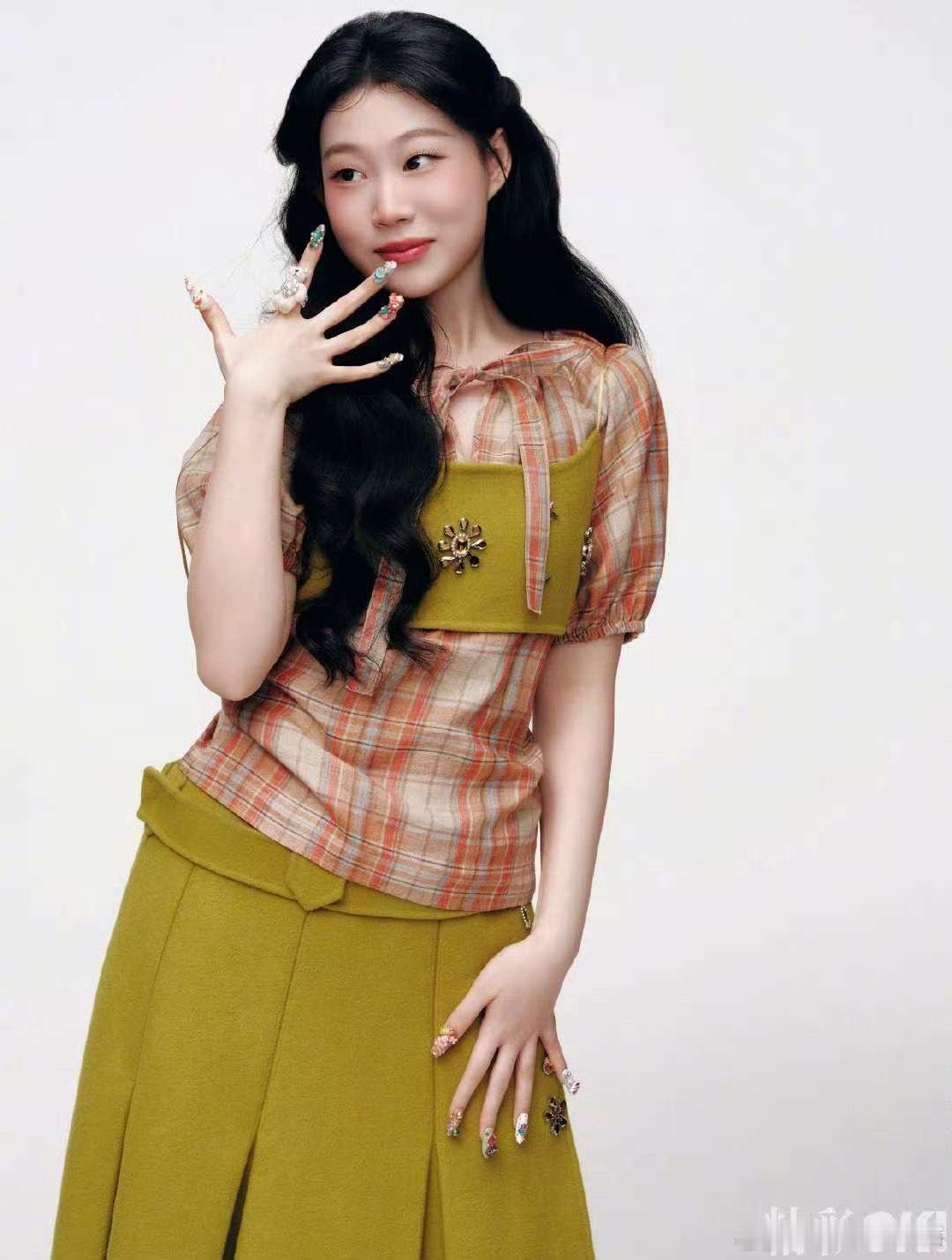 沈佳润美甲先过上圣诞了这里看到沈佳润的杂志图，注意力全被她的美甲吸引了！圣诞元