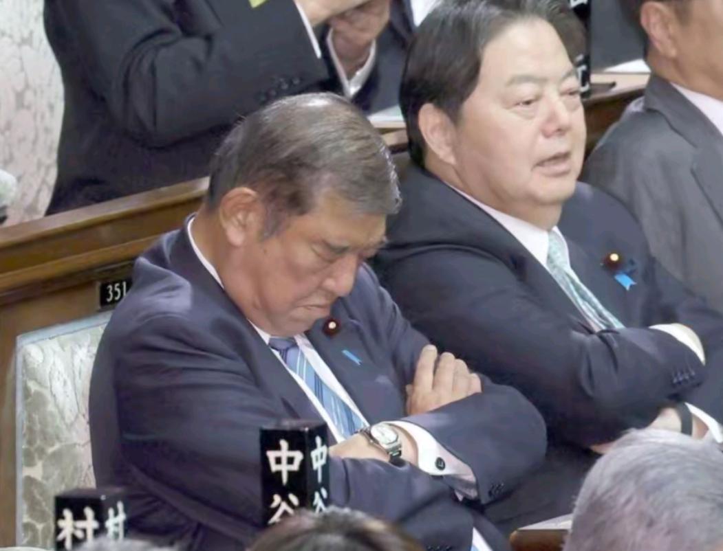 现在的日本就是死局，谁来当首相都没用，日本现在的结构已经“烂透了”，日本首