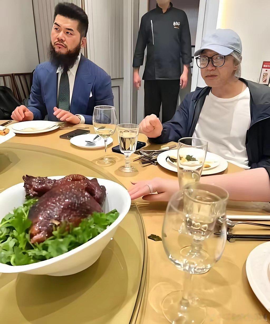 周星驰的饭局有一个奇怪的现象，满桌山珍海味，他只喝白水​身边有人参加过有周星驰的饭局，回来跟我讲了个