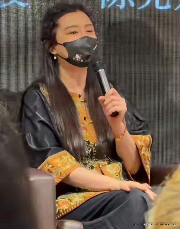 58岁王祖贤颜值崩塌，她不仅胖到150斤身材变形，而且脸已经彻底没法看了，眼睛大