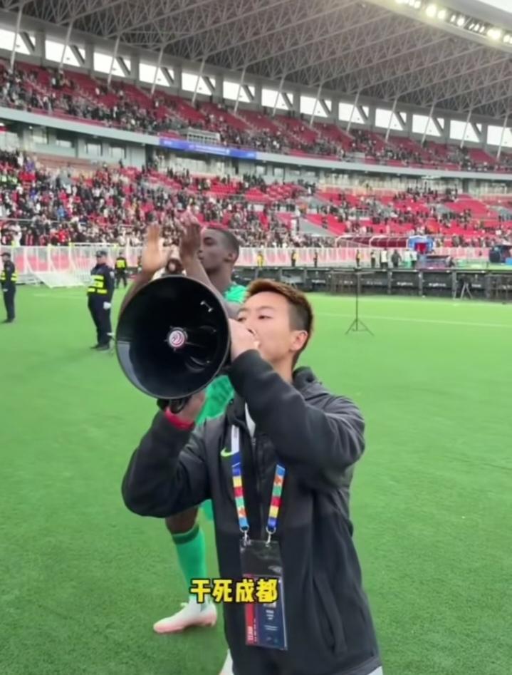 一句“干死成都”，让北京国安队的翻译火了。其实这句话本身也没什么，他是为了给球队