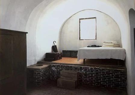 1937年，抵达延安后，毛泽东睡在土炕不习惯，为了不毁坏老乡的炕，他想到了一个两
