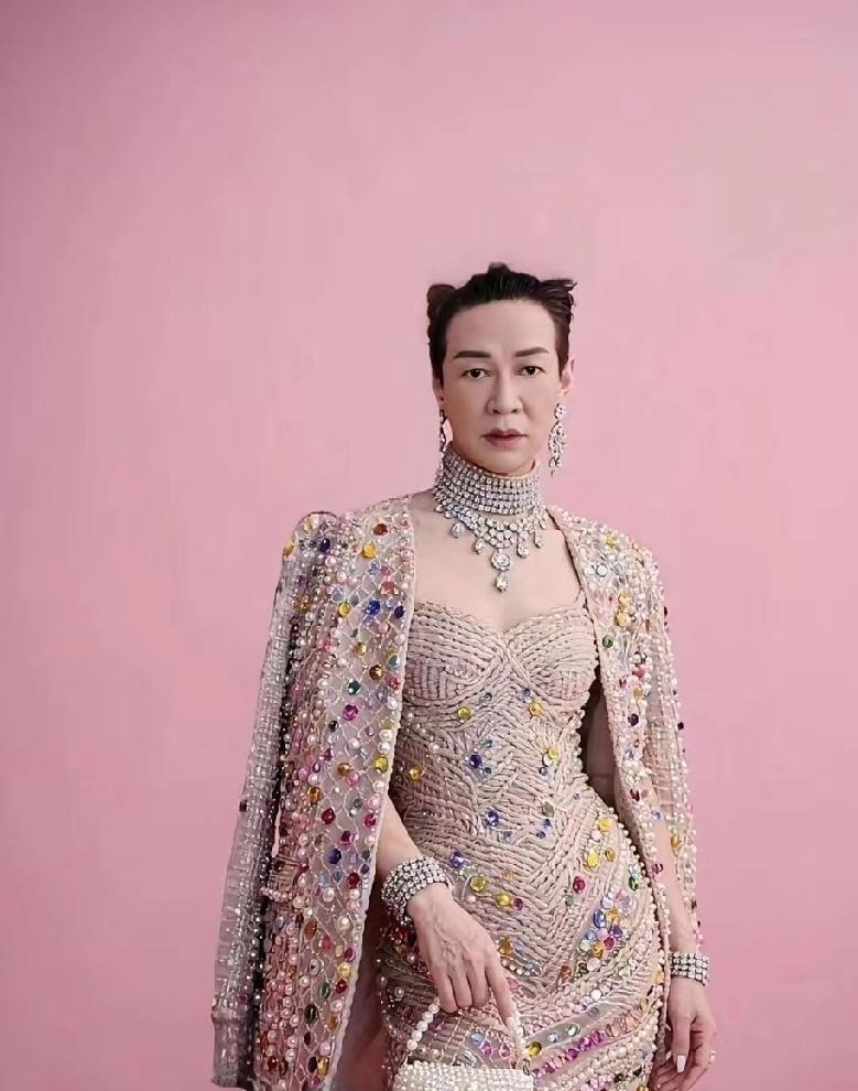 中性风封面刷屏了，网友急着喊封杀，这事儿真有那么吓人吗。最近好几本大杂志都用