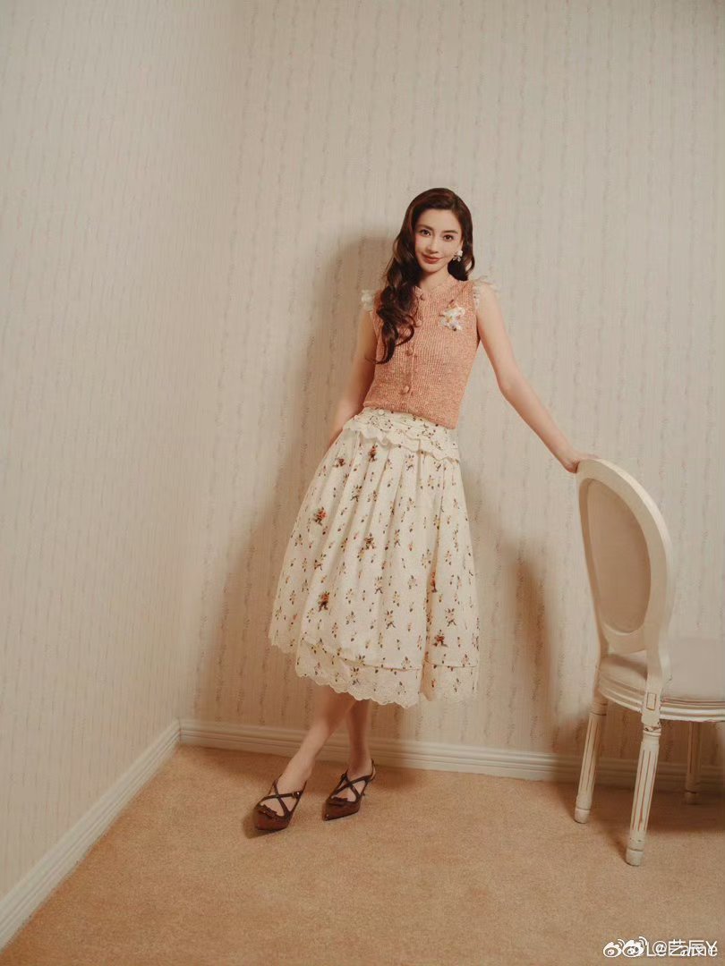 angelababy｜杨颖“你像那天上的星星一般，遥远且闪亮，在我心里好久好