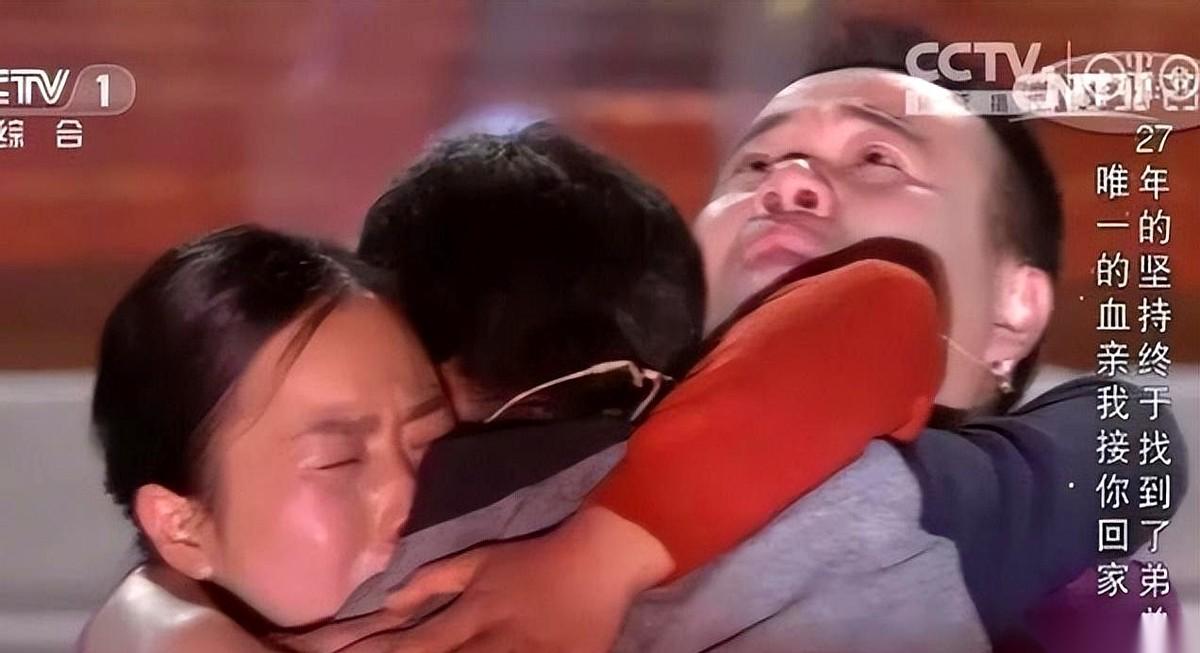 1992年，一对夫妻，把自己绑上炸药，点燃了。轰隆一声，血肉横飞。点火前，他