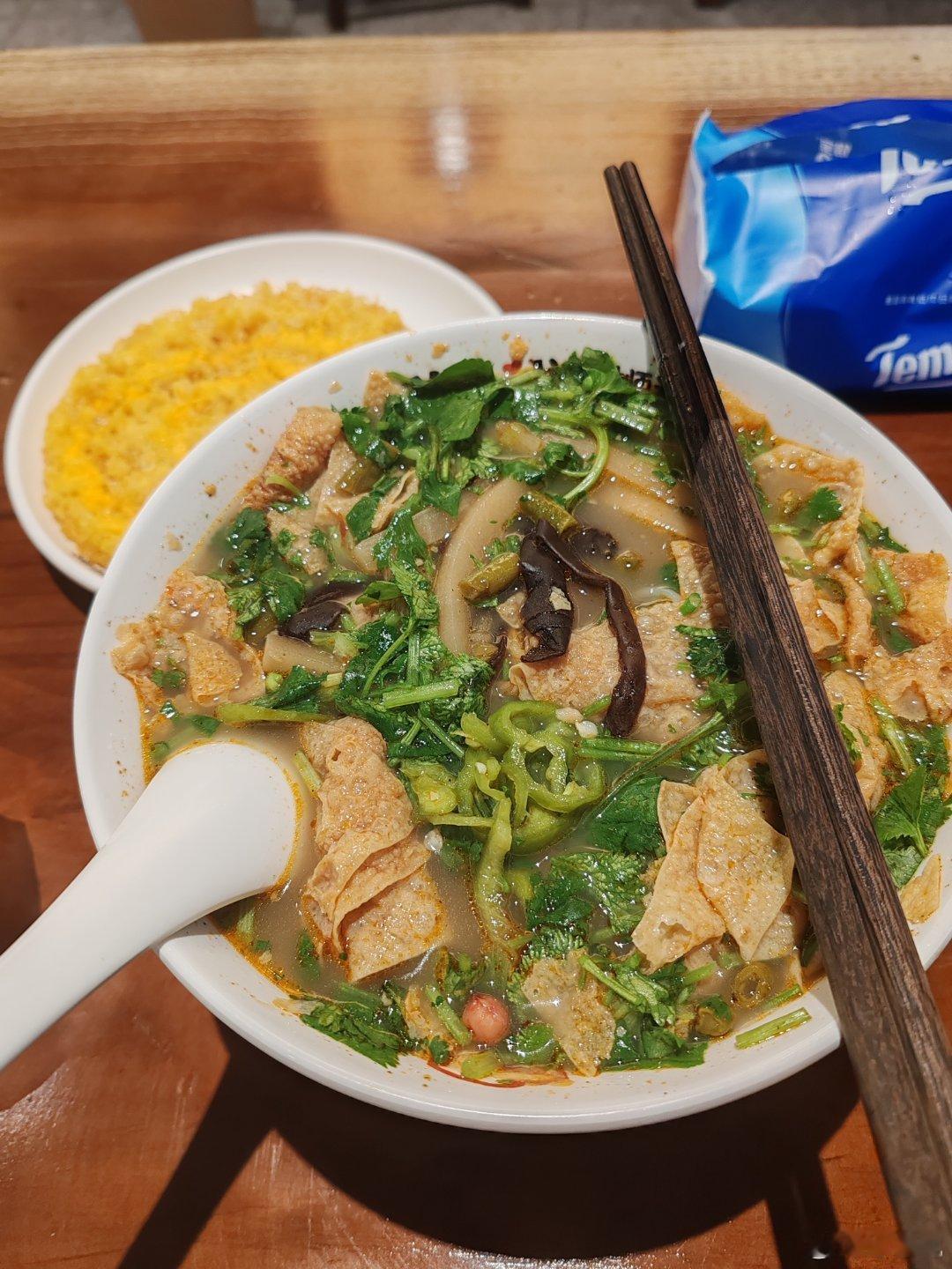 我菜我还在好些天没外出觅食了，一直老老实实食堂做干饭人。今天中午回来太迟了，同