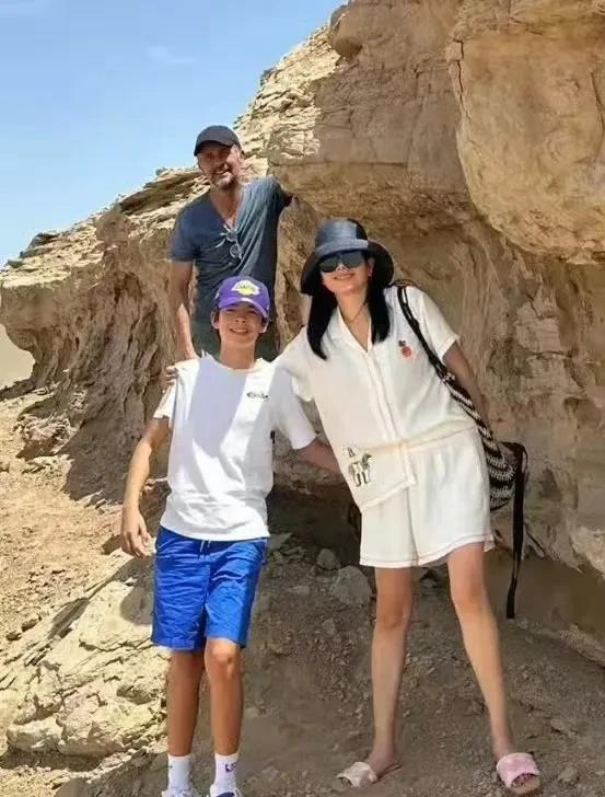 吕燕带着老公孩子出去旅行啦！一家三口同框，画面看着就特温馨。尤其她那13岁的儿
