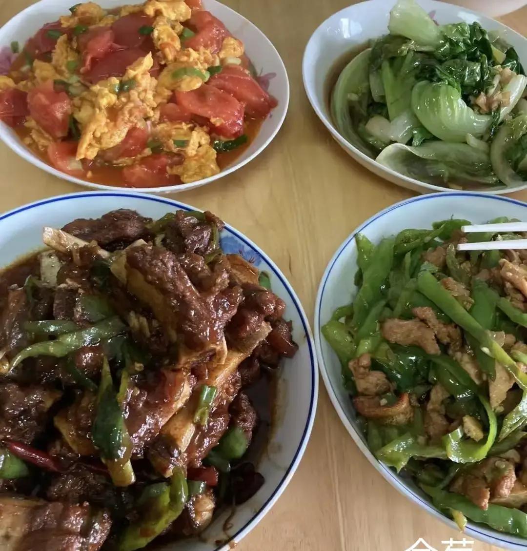 儿媳每月给婆婆一千块，想让餐桌多点烟火气，结果端上来的还是白水煮菜、蒸蛋没盐，筷