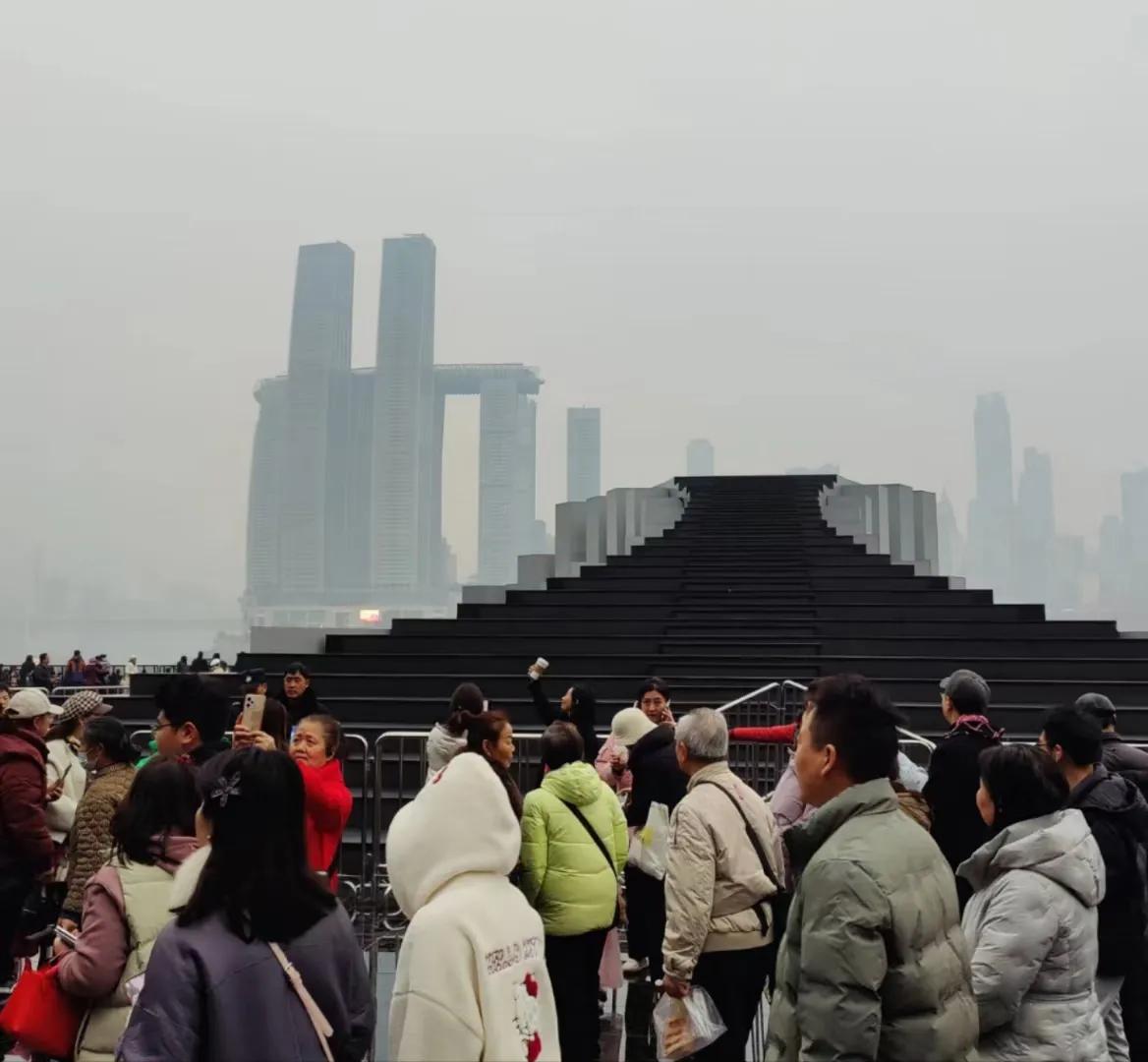 现场照片：大年初二开始，重庆市民和游客打卡央视春晚重庆分会场。​白天确实没什么