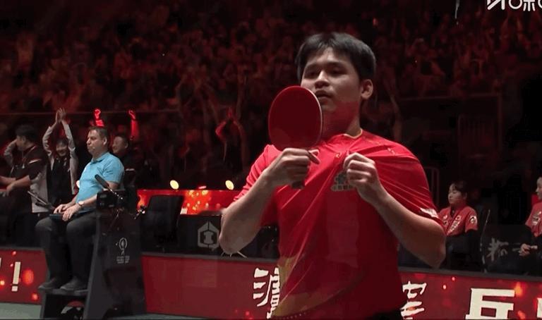 20岁的林诗栋终于向自己的偶像樊振东一样，出现在为国征战的乒乓球最高赛场，承担关