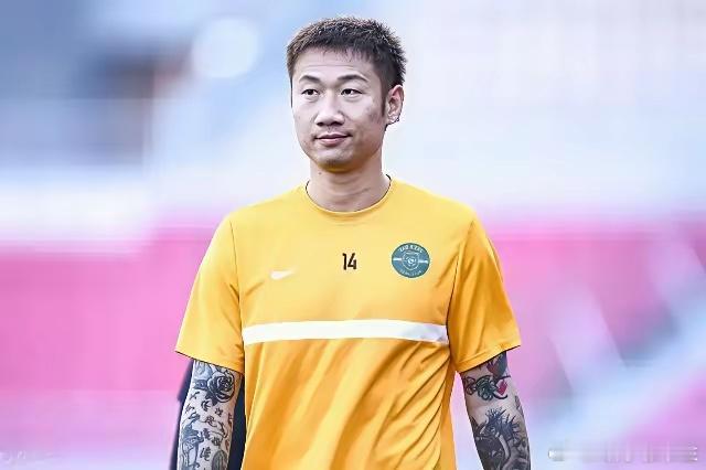 前国脚荣昊直言不讳，说“里皮、斯科拉里训练没啥新花样”，反夸卡纳瓦罗训练专业。可