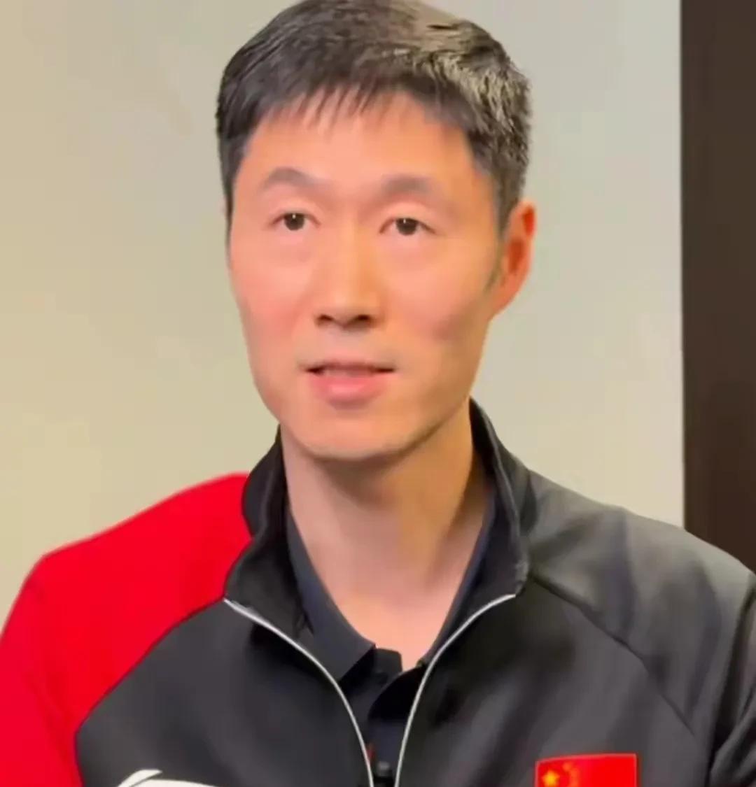 乒乓大合照！为王励勤的“半隐身”点赞！没错，作为新任乒协主席，庆功之时将C位