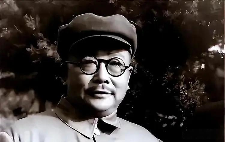 1948年深夜，毛人凤带特务突袭郭汝瑰家，想找“通共”证据。一进门全傻眼：堂堂中