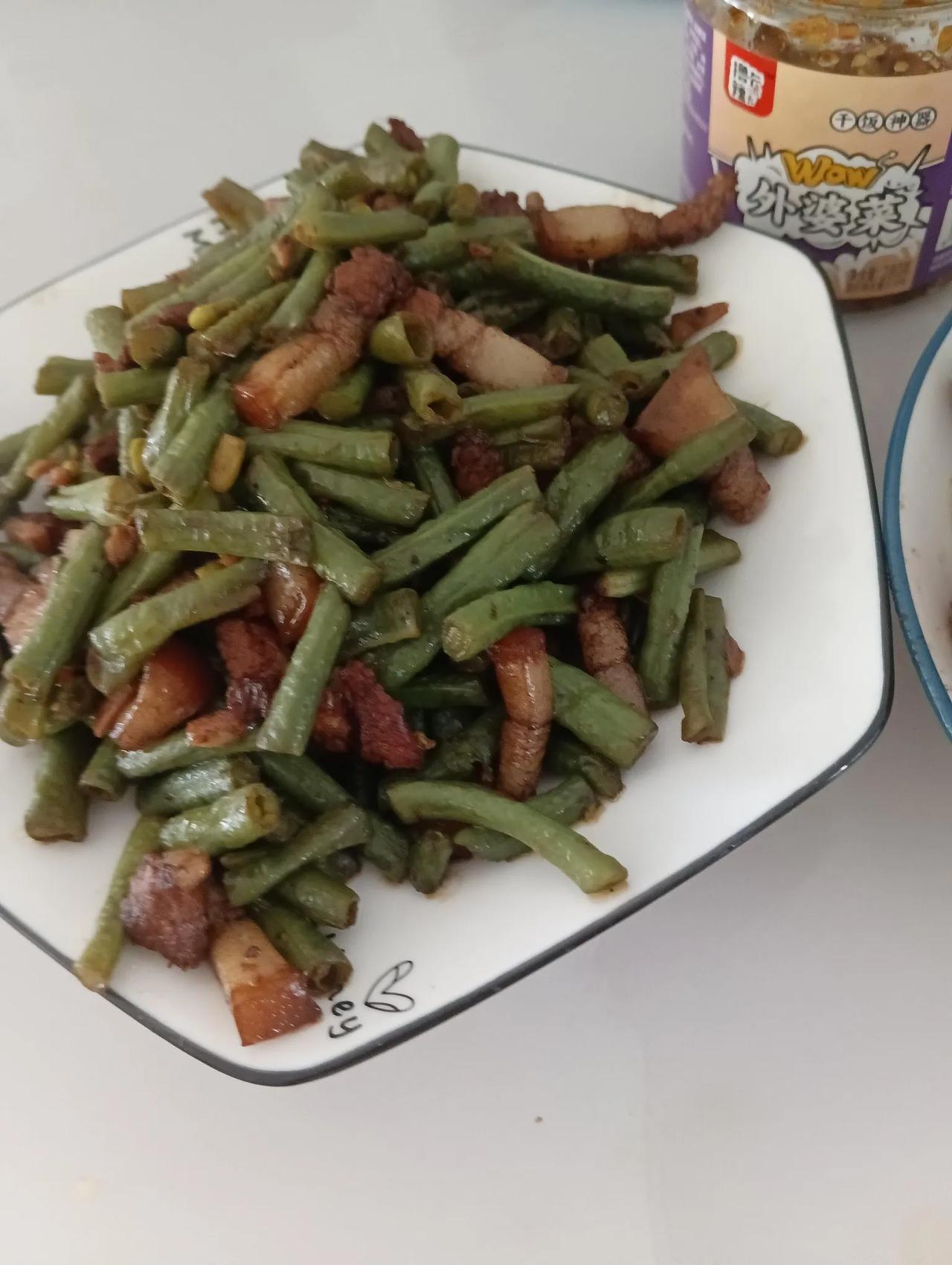 娃上幼儿园，我跑外卖，他给我做饭。让我顿时没什么胃口了，鸭肉黑也就算了，五花肉