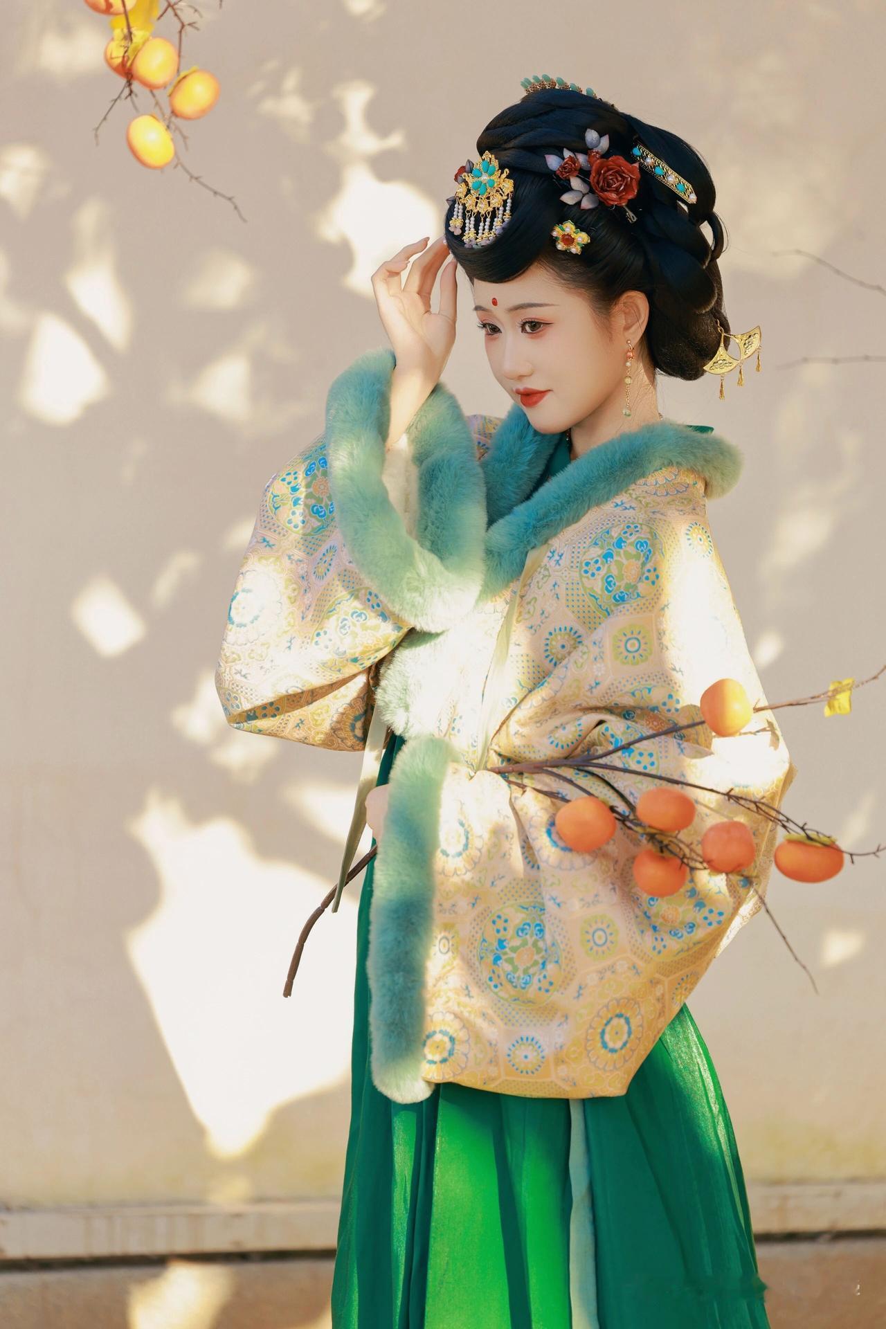 本来电动车是咱们老百姓图个方便、省油钱的实惠选择，现在这新国标一出，价格门槛却高