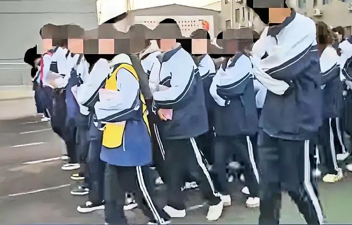 现在学生还这样跑操？石家庄某学校晨跑的视频火了，学生们怀里抱着书，簇拥在一起用小