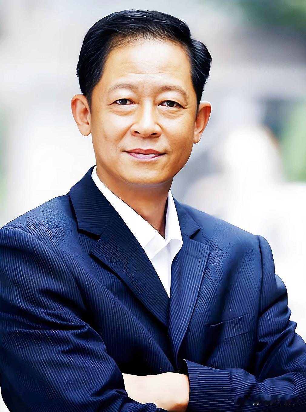 王志文这老哥，是个真正的狠人。躲在新加坡三年多，愣是没点动静。别的明星恨不得