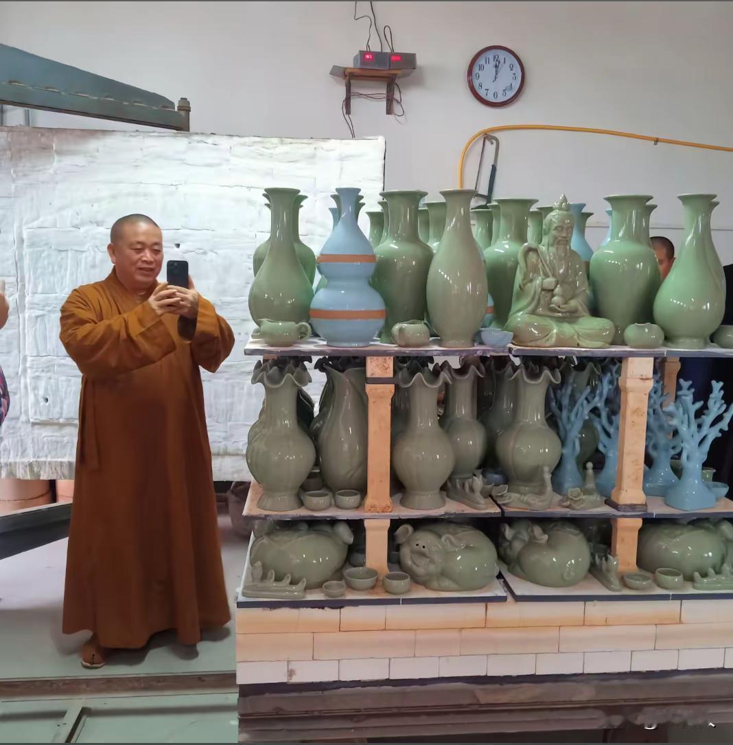 释永信带着自己的徒弟，现场观摩陈列的青瓷展品。一到那里释永信就看傻了，一件一件的