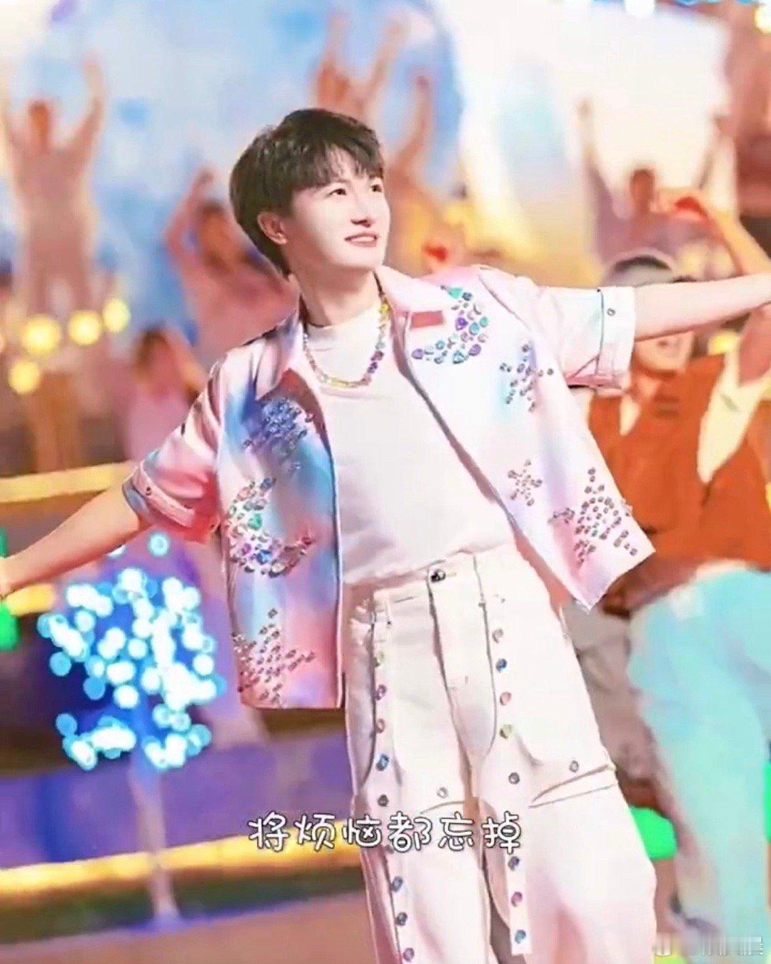 周深被中国唱将选手简历惊出表情包《中国唱将》新选手汤惠玲的简历也太能打了!奖项