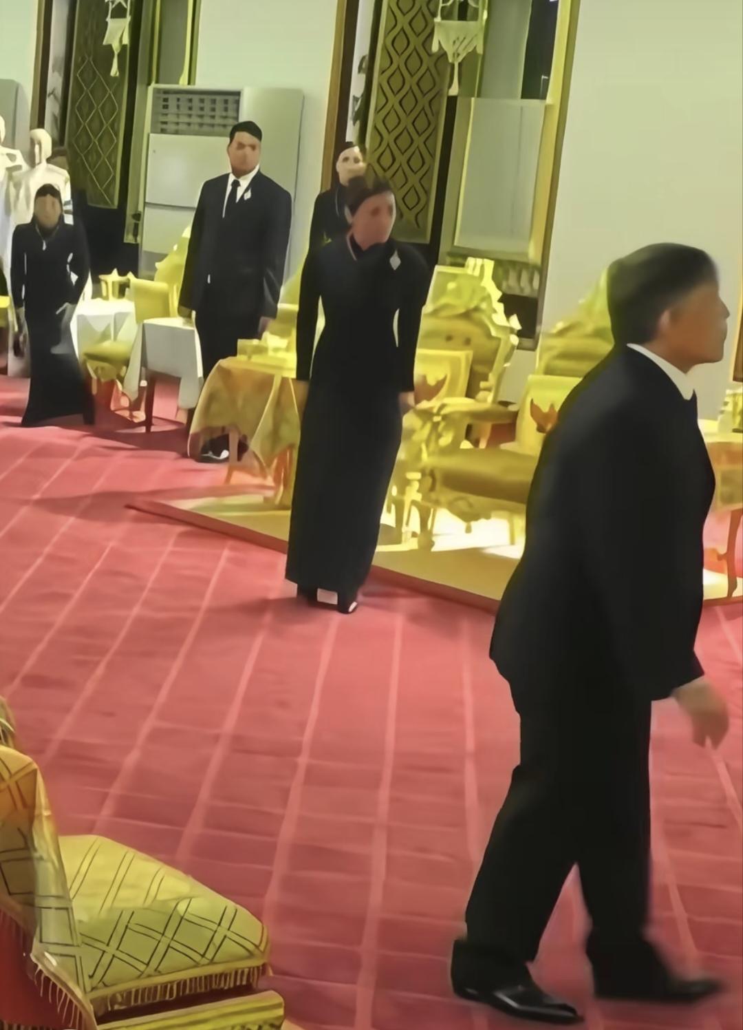 泰王带着王室家人绕过金棺“探望”女儿帕公主灵柩，真是难过的一幕！泰王起来先行，随