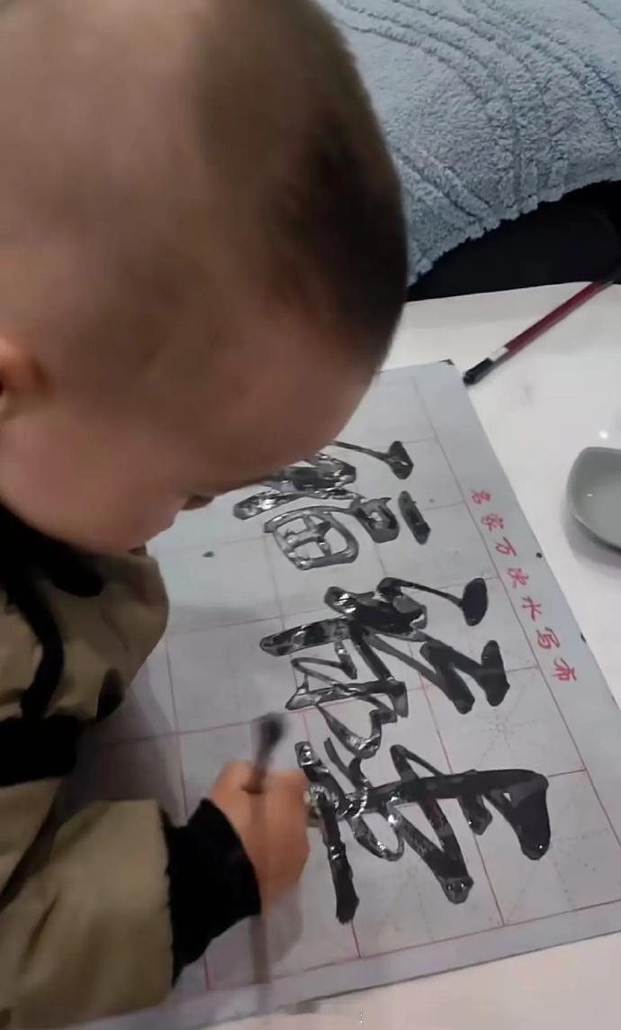 母亲回应2岁半儿子写字天赋惊人【2岁半萌娃地上写字惊呆网友，妈妈：家中没人擅长书