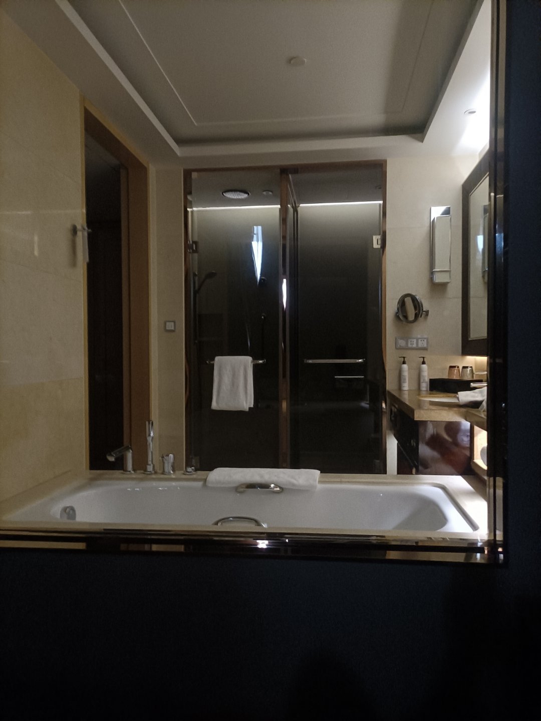 日常分享换一家酒店，来到万达酒店，隔音效果一般，单人洗涑间还可以。对于睡眠质量